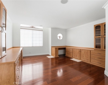 23302 Vista Carillo - Photo Thumbnail 17