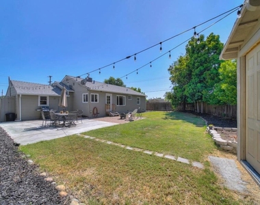 1024 Locust Street - Photo Thumbnail 15