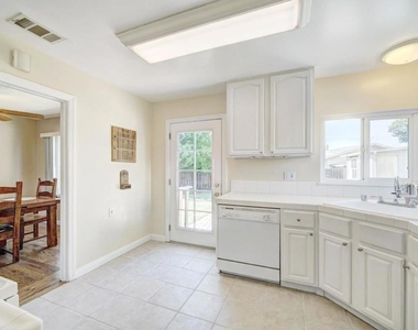 1024 Locust Street - Photo Thumbnail 12