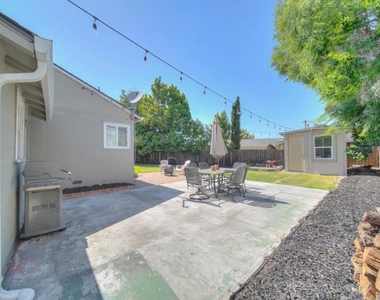 1024 Locust Street - Photo Thumbnail 16