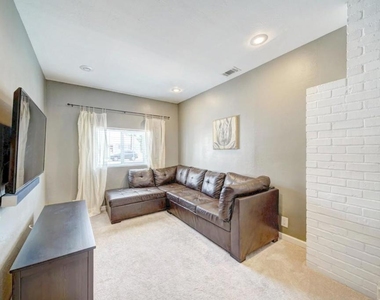 1024 Locust Street - Photo Thumbnail 13