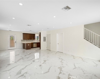 532 W Harvard St - Photo Thumbnail 2