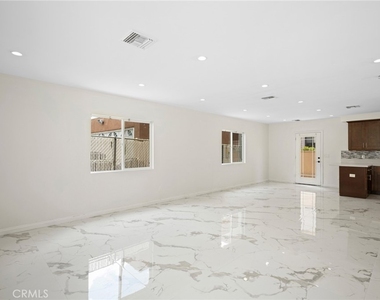532 W Harvard St - Photo Thumbnail 3