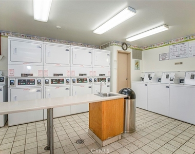 5325 Newcastle Ave. - Photo Thumbnail 17
