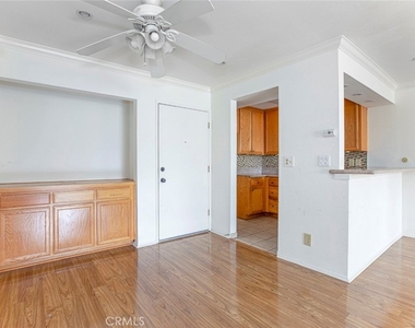 5325 Newcastle Ave. - Photo Thumbnail 4