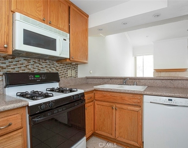 5325 Newcastle Ave. - Photo Thumbnail 8
