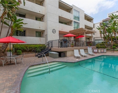 5325 Newcastle Ave. - Photo Thumbnail 13