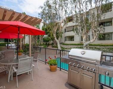 5325 Newcastle Ave. - Photo Thumbnail 14