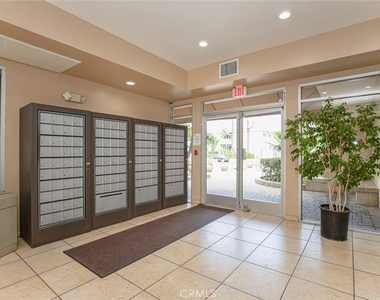 5325 Newcastle Ave. - Photo Thumbnail 2