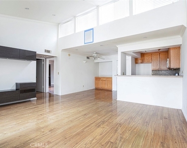 5325 Newcastle Ave. - Photo Thumbnail 6