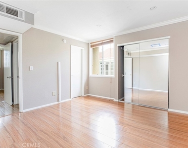 5325 Newcastle Ave. - Photo Thumbnail 9