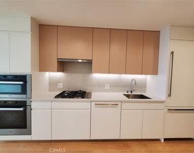 877 Francisco - Photo Thumbnail 2