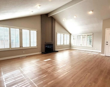 4398 N Spoonwood Ct - Photo Thumbnail 1