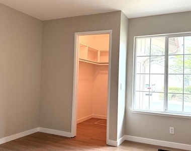 4398 N Spoonwood Ct - Photo Thumbnail 4