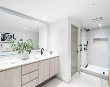 153 San Vicente Boulevard - Photo Thumbnail 14