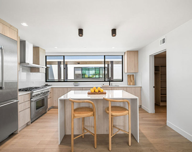 153 San Vicente Boulevard - Photo Thumbnail 24