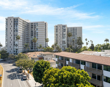 153 San Vicente Boulevard - Photo Thumbnail 4