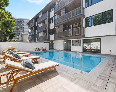 153 San Vicente Boulevard - Photo Thumbnail 2