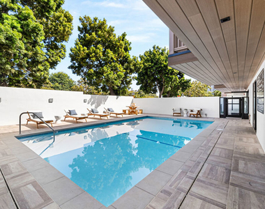 153 San Vicente Boulevard - Photo Thumbnail 32