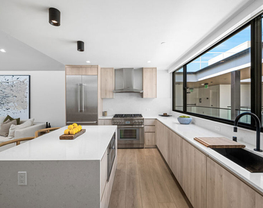 153 San Vicente Boulevard - Photo Thumbnail 7