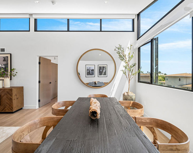 153 San Vicente Boulevard - Photo Thumbnail 4