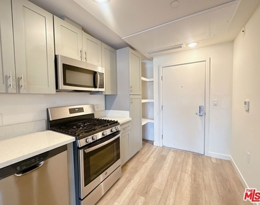 1025 S Berendo Street - Photo Thumbnail 9