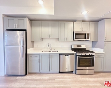 1025 S Berendo Street - Photo Thumbnail 3