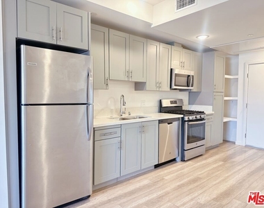 1025 S Berendo Street - Photo Thumbnail 4