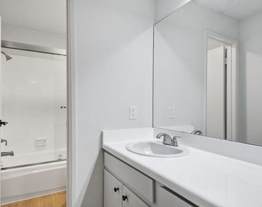 1352 S Carmelina Avenue - Photo Thumbnail 9
