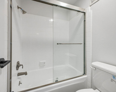 1352 S Carmelina Avenue - Photo Thumbnail 10
