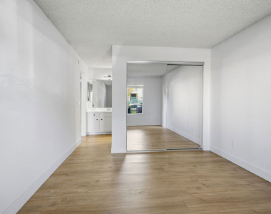 1352 S Carmelina Avenue - Photo Thumbnail 13
