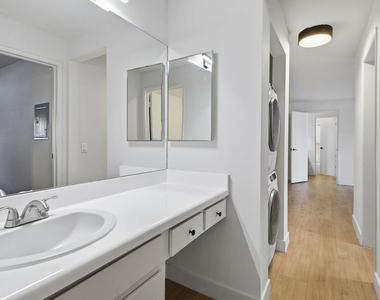 1352 S Carmelina Avenue - Photo Thumbnail 11