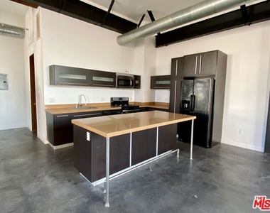 652 Mateo Street - Photo Thumbnail 7