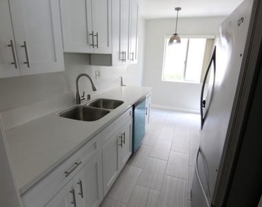 1825 Glendon Avenue - Photo Thumbnail 5
