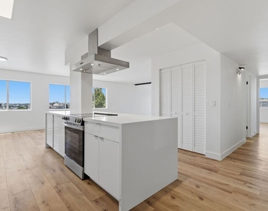 435 N Oakhurst Drive - Photo Thumbnail 7