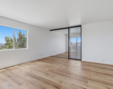 435 N Oakhurst Drive - Photo Thumbnail 23
