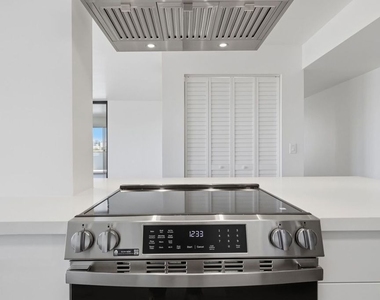 435 N Oakhurst Drive - Photo Thumbnail 9
