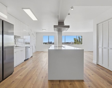 435 N Oakhurst Drive - Photo Thumbnail 3