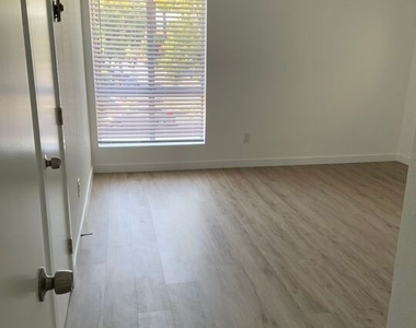 222 N Avenue 66 - Photo Thumbnail 8