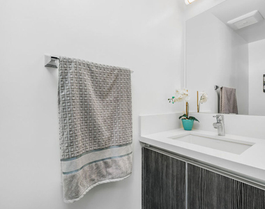 5066 Romaine Street - Photo Thumbnail 3