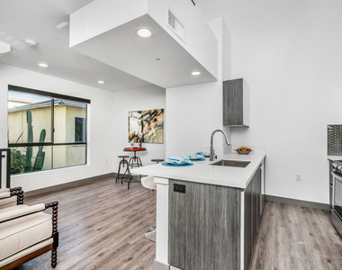 5066 Romaine Street - Photo Thumbnail 8