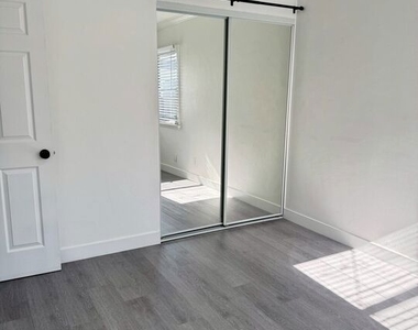 1327 N Kenwood Street - Photo Thumbnail 8