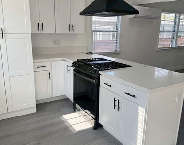 1327 N Kenwood Street - Photo Thumbnail 10