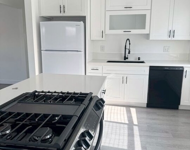 1327 N Kenwood Street - Photo Thumbnail 9