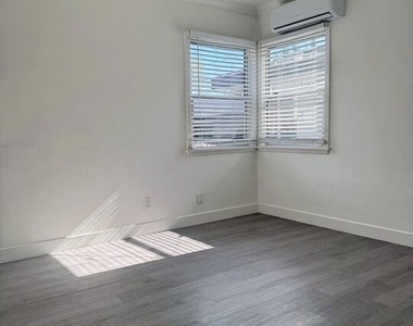 1327 N Kenwood Street - Photo Thumbnail 4