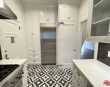 1330 N Harper Avenue - Photo Thumbnail 11