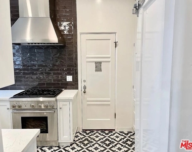 1330 N Harper Avenue - Photo Thumbnail 8