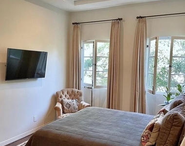 1330 N Harper Avenue - Photo Thumbnail 27