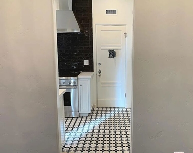 1330 N Harper Avenue - Photo Thumbnail 12