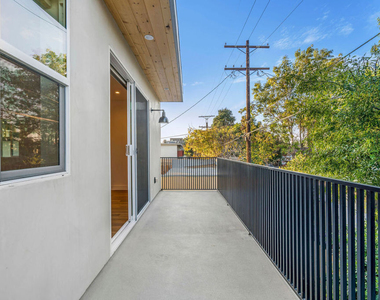 10805 Morrison Street - Photo Thumbnail 6